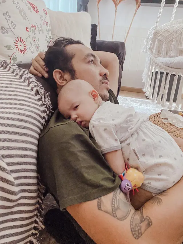 7 Potret Komo Ricky dan Istri Jalani Ramadhan Bersama Buah Hati