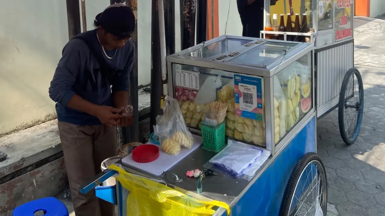 Usaha Gerobak Buah Segar Lotis AA Kutudukuh Naik Kelas lewat QRIS BRI
