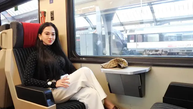 Potret Natasha Ratulangi dalam balutan gaya busana monochrome