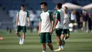 Pemain Meksiko Hirving Lozano tersenyum saat menjalani sesi latihan jelang melawan Argentina pada pertandingan sepak bola Grup C Piala Dunia 2022 di Jor, Qatar, Jumat (25/11/2022). Meksiko akan menghadapi Argentina pada 27 November 2022. (AP Photo/Moises Castillo)