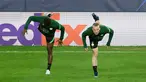 Para pemain Wolfsburg mengikuti sesi latihan di Seville, Spanyol, 22 November 2021. Wolfsburg akan menghdapi Sevilla pada pertandingan sepak bola Grup G Liga Champions. (JORGE GUERRERO/AFP)