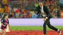 Pelatih Barcelona, Luis Enrique merayakan kemenangan trofi Copa del Rey dengan anaknya usai memenangkan final piala Raja di Nou Camp, Spanyol (31/5/2015). Barcelona berhasil menaklukkan Bilbao dengan skor akhir 3-1. (Reuters/Gustau Nacarino)