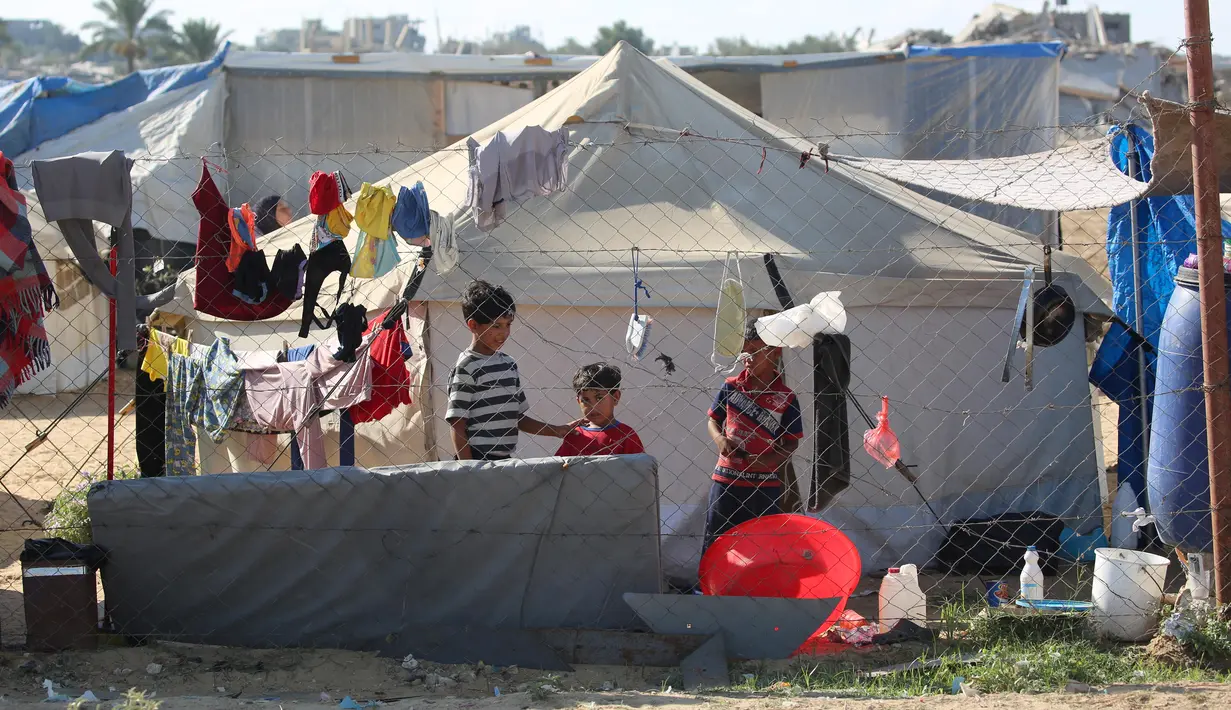 Statistik awal menunjukkan lebih dari 40.000 anak telah menjadi yatim piatu dan jumlah tersebut diperkirakan akan terus bertambah. Anak-anak di Gaza akan membutuhkan waktu yang lama untuk bisa pulih, tidak hanya dari cedera fisik tetapi juga dari trauma psikologis dan emosional. (Eyad BABA/AFP)