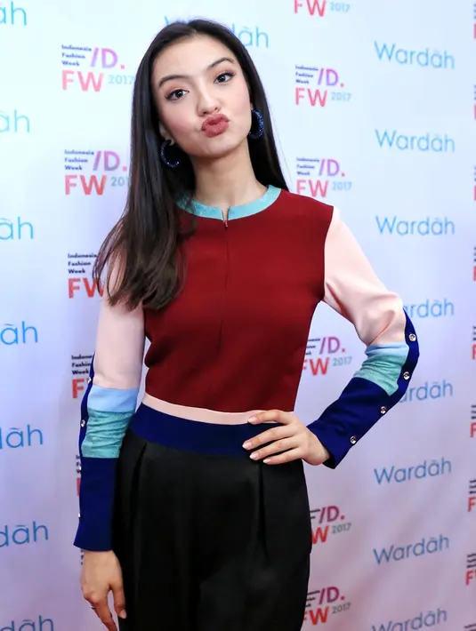 Gaya imut ‘Duck Face’ kerap dilakukan Raline ketika sedang berfoto. Menurutnya ia tidak mencari sensasi, melainkan hanya merasa pegal ketika terus tersenyum. Mengingat Raline memang sering mengikuti sesi pemotretan.  (Adrian Putra/Bintang.com)