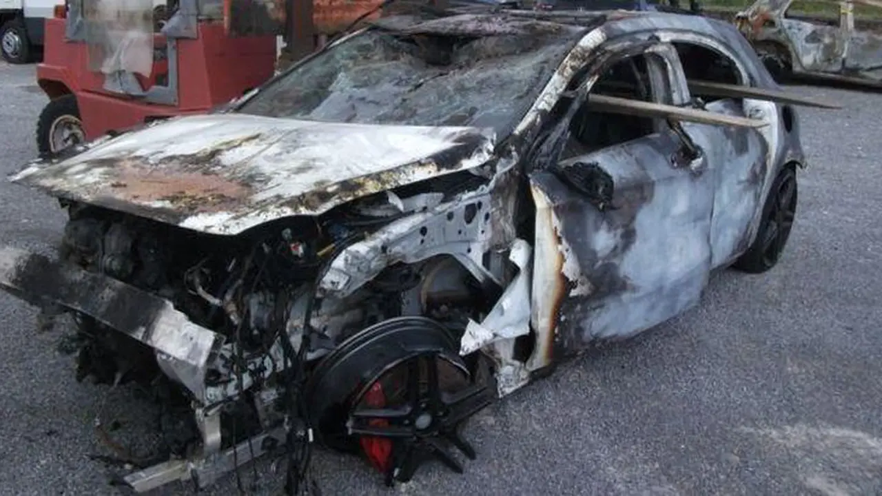Hangus Terbakar, Bangkai Sportcar Mercy Dijual di Situs Online