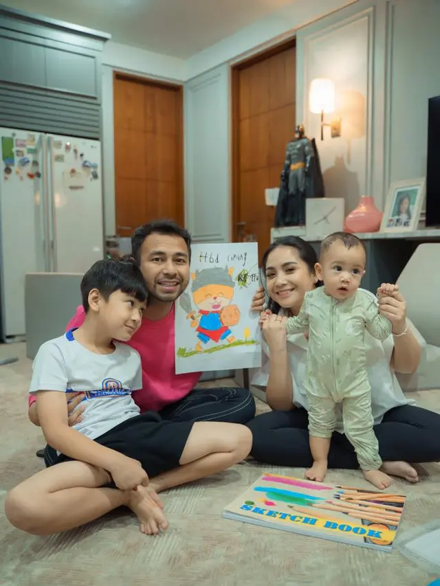 Raffi Ahmad bersama Nagita Slavina beserta anaknya Rafathar Malik Ahmad dan Rayyanza Malik Ahmad.