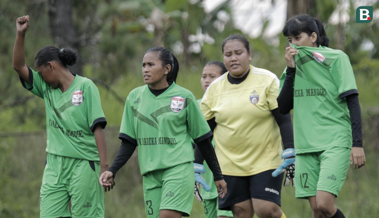 Pemain Gelora Muda tampak kelelahan saat pertandingan melawan Vasanta FC pada laga Jakarta Equal Festival 2018 di Sawangan, Depok, Minggu (11/3/2018). Vasanta FC menang 2-0 atas Gelora Muda. (Bola.com/M Iqbal Ichsan)