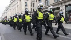 Para petugas polisi terlihat di sebuah jalan dalam aksi protes anti-lockdown di London, Inggris, 28 November 2020. Lebih dari 60 orang ditangkap saat bentrokan antara sejumlah demonstran anti-lockdown dan polisi di pusat kota London pada Sabtu (28/11). (Xinhua/Ray Tang)