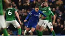 Aksi Eden Hazard melewati pemain Brighton pada laga lanjutan Premier League yang berlangsung di Stadion Stamford Bridge, London, Kamis (4/4). Chelsea menang 3-0 atas Brighton Albion. (AFP/Glyn Kirk)