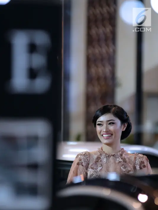Sales Promotion Girl tersenyum menyambut pengunjung Indonesia International Motor Show 2018 di JIExpo, Jakarta, Kamis (19/4). IIMS 2018 diselenggarakan hingga 29 April mendatang. (Liputan6.com/Helmi Fithriansyah)