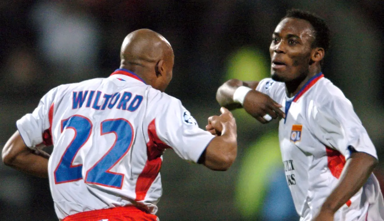 Gelandang Lyon, Michael Essie melakukan selebrasi usai mencetak gol ke gawang Werder Bremen di liga Champions di Stadion Gerland. Prancis pada 8 Maret 2005. Beberapa trofi sudah diraih Essien saat membela klub eropa. (AFP Photo / Martin Bureau) 