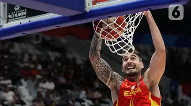 Pemain timnas basket Spanyol, Juancho Hernangomez saat memasukkan bola ke dalam ring Iran pada penyisihan Grup G FIBA World Cup 2023 di Indonesia Arena, Gelora Bung Karno, Jakarta, Rabu (30/8/2023). (Liputan6.com/Helmi Fithriansyah)