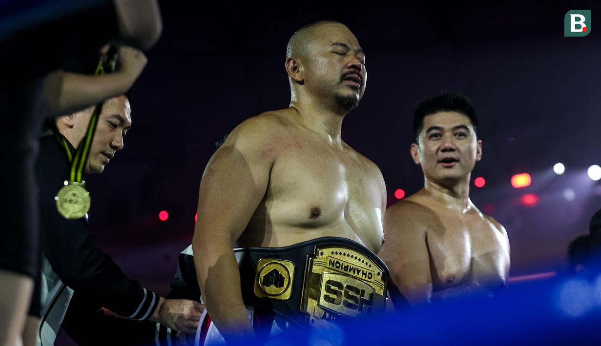 Ekspresi konten kreator Codeblue (tengah) saat menang atas Chef Arnold dalam pertarungan tinju Holywings Sports Show (HSS) seri kelima di Indonesia Arena, Kompleks Stadion Utama Gelora Bung Karno, Senayan, pada Minggu (22/04/2024). (Bola.com/Bagaskara Lazuardi)