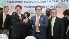 Mantan Dirut Bank Mandiri, Budi G Sadikin melakukan salam komando dengan Dirut terpilih Bank Mandiri, Kartika Wirdjoatmodjo saat konferensi pers Rapat Umum Pemegang Saham Tahunan Bank Mandiri, Jakarta, Senin (21/3/2016). (Liputan6.com/Angga Yuniar)