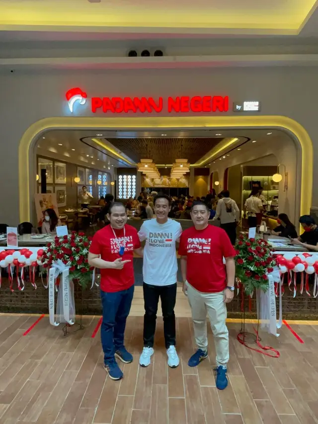 Daniel Mananta bersama rekannya saat pembukaan Restauran Padamu nNegeri di Mall Kota Kasablanka
