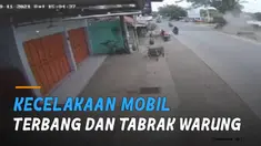 Warung mi ayam di pinggir jalan seketika tersambar pickup hingga atap seng berserakan.