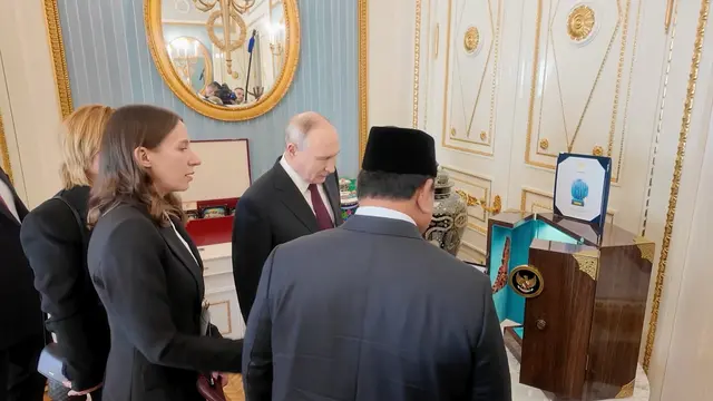 Presiden Prabowo Subianto memberikan vas bunga bercorak batik khas Indonesia serta miniatur Candi Borobudur untuk Presiden Rusia, Vladimir Putin.