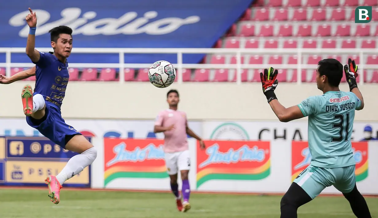 Septian David Maulana. Sayap kanan berusia 25 tahun ini kini memasuki musim ketiganya berseragam PSIS Semarang sejak didatangkan dari Mitra Kukar pada Januari 2019. Bersama PSIS di BRI Liga 1 2021/2022 ia telah mencetak 6 assist serta 2 gol dari 21 laga yang dimainkan. (Bola.com/Bagaskara Lazuardi)