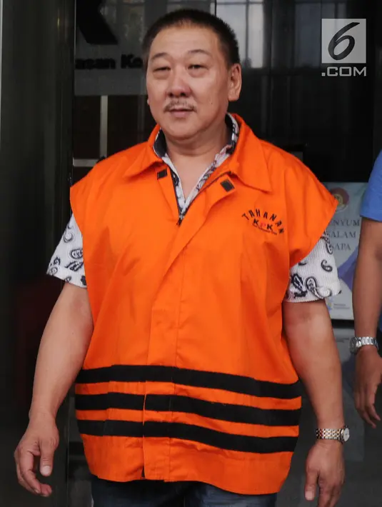 Ekspresi Dirut PT Sinar 99 Permai, Wilhelmus Iwan Ulumbu usai menjalani pemeriksaan lanjutan di gedung KPK, Jakarta, Kamis (12/4). Wilhelmus merupakan penyuap Bupati Ngada Marianus Sae. (Merdeka.com/Dwi Narwoko)