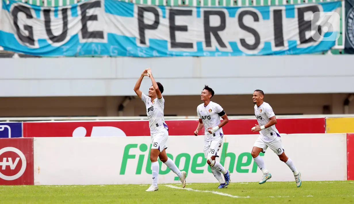 Pemain Persik Kediri Al Hamra Hehanusa melakukan selebrasi setelah mencetak gol ke gawang Persib Bandung pada laga BRI Liga 1 2022/2023 di Stadion Pakansari, Bogor, Jawa Barat, Rabu (8/3/2023). Persik Kediri mengalahkan Persib Bandung dengan skor 2-0. (Bola.com/M. Iqbal Ichsan)