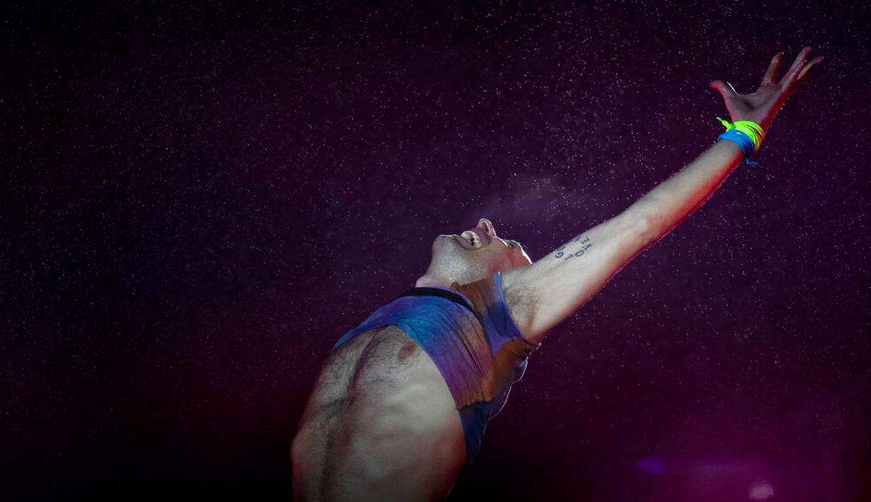 Vokalis dari band rock Inggris Coldplay, Chris Martin tampil pada festival musik Rock in Rio di Rio de Janeiro, Brasil, Minggu (11/9/2022). (AP Photo/Bruna Prado)