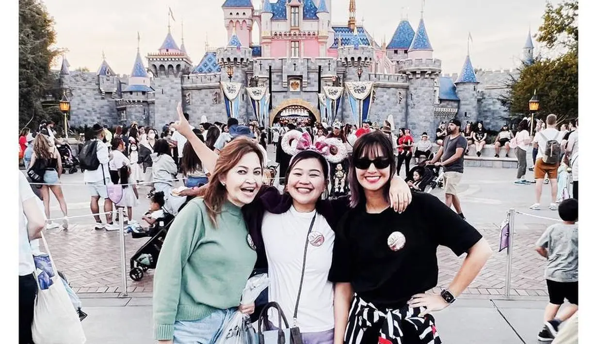 <p>Melalui Instagram pribadinya pada hari Kamis (28/4), Nia membagikan potret bersama keluarga dan temannya sedang berlibur ke Disneyland California, Amerika Serikat (Instagram/ramadhaniabakrie).</p>