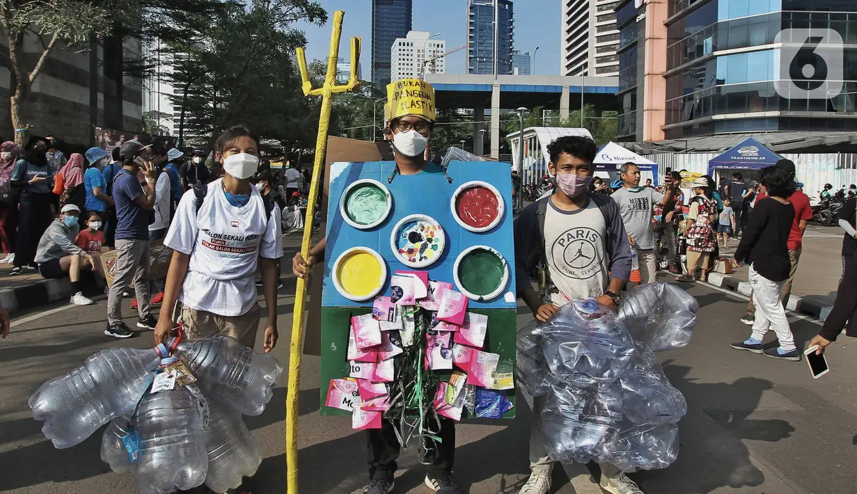 Sejumlah aktivis dari berbagai organisasi melakukan Aksi pawai bebas plastik saat Hari Bebas Kendaraan (Car Free Day) di Jakarta, Minggu (24/7/2022). Aksi tersebut mengajak masyarakat untuk peduli lingkungan dari sampah plastik kemasan atau sekali pakai yang saat ini banyak mencemari laut di Indonesia. (Liputan6.com/Angga Yuniar)