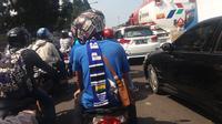 Situasi jalan raya Gedebage yang sudah dipadati pemudik, bobotoh Persib diminta tertib lalu lintas saat akan menuju GBLA. (Bola.com/Permana Kusumadijaya)