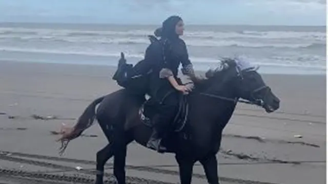 Bak Kesatria Muslimah, Ini Potret Shireen dan Zaskia Sungkar Berkuda di Tepi Pantai