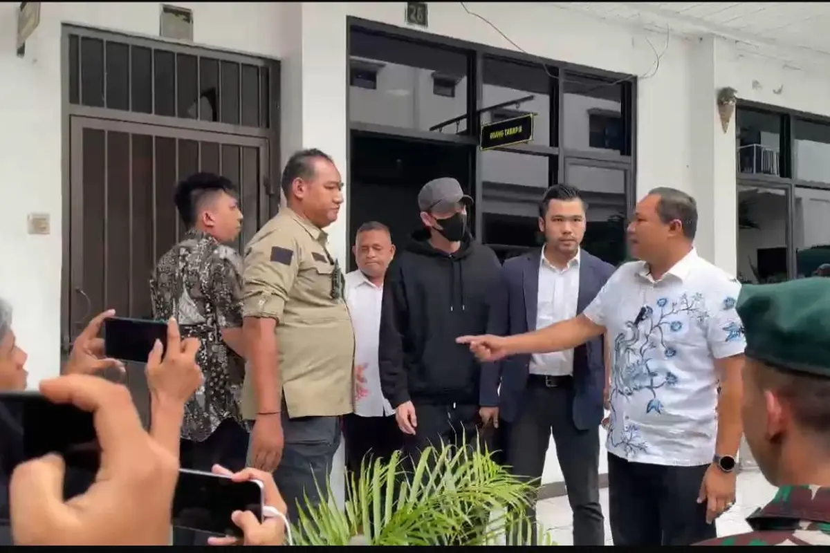 Kejaksaan Negeri Kota Tangerang resmi menerima pelimpahan tahap dua kasus dugaan penyelundupan dan peredaran vape mengandung zat etomidate yang melibatkan artis Jonathan Frizzy alias Ijonk, Jumat (11/7/2025).