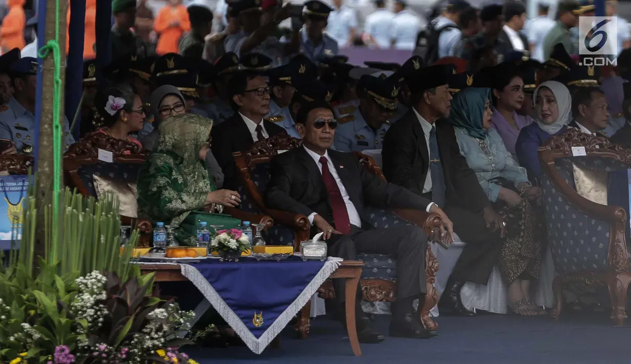 Menkopolhukam Wiranto saat menghadiri upacara serah terima jabatan KSAU di Lapangan Udara Halim Perdanakusuma, Jakarta, Jumat (19/1). (Liputan6.com/Faizal Fanani)