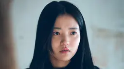 Kim Tae Ri berperan sebagai Goo San Young, yang dirasuki roh jahat setelah menerima kenang-kenangan milik mendiang ayahnya yang seharusnya tidak pernah dia miliki. (Foto: SBS via Soompi)