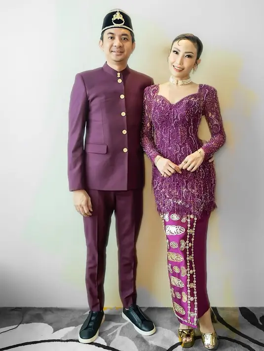 Penampilan cantik Ayu Dewi dibalut kebaya brokat modern berwarna ungu. Padu padan kain dengan corak yang manis semakin mempermanis penampilan Ayu Dewi di sini. [Foto: Instagram/askyfebrianti]