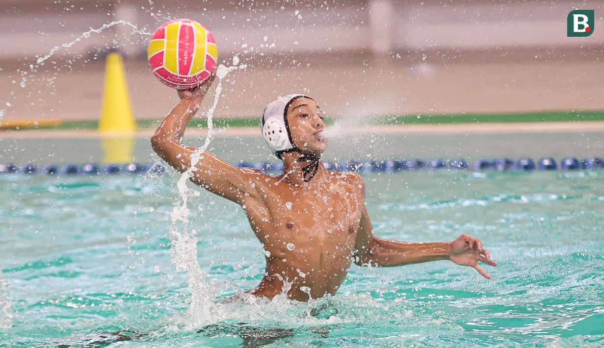 Aksi Caesar Kirano di final polo air kategori U-14 pada Indonesia Open Aquatic Championships (IOAC) 2025 di Stadion Akuatik GBK, Jakarta Pusat, pada Kamis (13/11/2025). (Bola.com/Abdul Aziz)