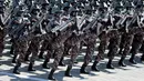 Pawai tentara bersenjata dalam parade militer memperingati HUT ke-70 Korea Utara di Pyongyang, Korea Utara, Minggu (9/9). (AP Photo/Ng Han Guan)