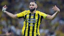 Pemain depan Ittihad asal Prancis bernomor punggung 09, Karim Benzema, merayakan golnya selama pertandingan Liga Pro Saudi antara Al-Ittihad dan Al-Nassr di King Abdullah Sports City di Jeddah pada tanggal 6 Desember 2024. (AFP)