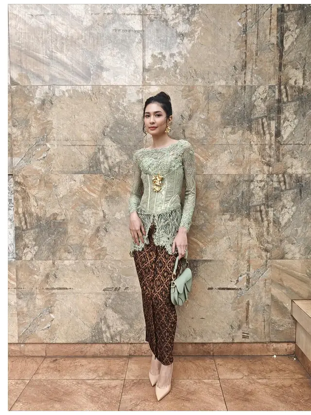 6 Potret Kebaya Mikha Tambayong di Nikahan Saudara, Sarimbit dengan Deva Mahenra