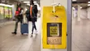 Warga berjalan melewati kotak cairan pembersih tangan di stasiun kereta bawah tanah Times Square di New York, AS (12/12/2020). Total kasus COVID-19 di AS menembus angka 16 juta pada Sabtu (12/12), menurut CSSE di Universitas Johns Hopkins. (Xinhua/Michael Nagle)