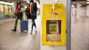 Warga berjalan melewati kotak cairan pembersih tangan di stasiun kereta bawah tanah Times Square di New York, AS (12/12/2020). Total kasus COVID-19 di AS menembus angka 16 juta pada Sabtu (12/12), menurut CSSE di Universitas Johns Hopkins. (Xinhua/Michael Nagle)