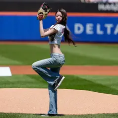 Jang Wonyoung saat melakukan first pitch di New York. (Associated Press/Yuki Iwamura)