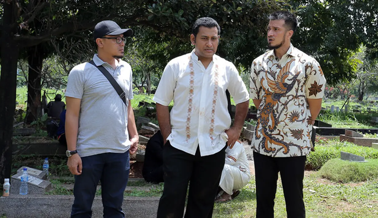 Mengenakan kemeja berwarna putih, pria berdarah Arab ini sangat menyambut hangat para pelayat yang datang memberikan penghormatan terakhirnya untuk mendiang istrinya. (Deki Prayoga/Bintang.com)