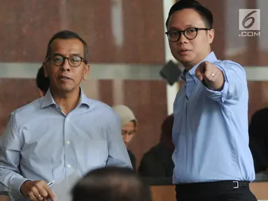 Mantan Dirut PT Garuda Indonesia Emirsyah Satar (kiri) saat akan menjalani pemeriksaan di Gedung KPK, Jakarta, Rabu (17/7/2019). Satar diperiksa sebagai tersangka terkait dugaan suap pengadaan mesin Rolls-Royce PLC asal Inggris untuk pesawat Airbus milik Garuda Indonesia. (merdeka.com/Dwi Narwoko)