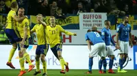 Para pemain Swedia merayakan gol yang dicetak Jakob Johansson ke gawang Italia pada laga Kualifikasi Piala Dunia 2018 di Stadion Friends Arena, Solna, Jumat (10/11/2017). Swedia menang 1-0 atas Italia. (AFP/Soren Anderson)