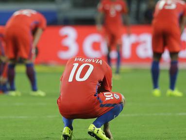 Gelandang Cile, Jorge Valdivia, tampak kecewa usai gagal lolos ke Piala Dunia 2018 setelah dikalahkan Brasil pada laga kualifikasi di Stadion Allianz Parque, Sao Paulo, Selasa (10/10/2017). Brasil menang 3-0 atas Cile. (AP/Nelson Antoine)