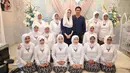 Akikah dan syukuran digelar di kediamannya di kawasan Bintaro, Tangerang Selatan pada Kamis (18/1). Berbagai acara dipersiapkan secara dadakan. (Adrian Putra/Bintang.com)