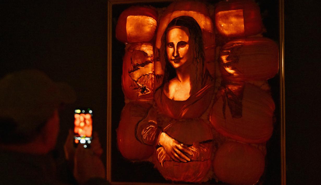 Sebuah labu yang diukir dengan bentuk lukisan Mona Lisa dipajang selama "The Great Jack O'Lantern Blaze" di Croton-on-Hudson, New York menjelang Halloween pada 25 Oktober 2023. (ANGELA WEISS / AFP)