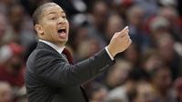 Pelatih Cleveland Cavaliers, Tyronn Lue memberikan arahan kepada pemainnya saat melwan Indiana Pacers pada laga NBA basketball di Quicken Loans Arena, Cleveland, Kamis, (2/11/2017) pagi WIB. Cleveland kalah 107-124. (AP/Tony Dejak)
