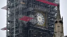 Kondisi jam Big Ben yang tidak ada jarumnya karena sedang dilakukan perbaikan dan pembersihan di London, Inggris (12/4). Kegiatan perbaikan dan pembersihan tersebut menjadi bagian dari renovasi besar menara Big Ben. (AFP Photo/Ben Stansall)