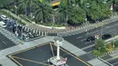 Kendaraan saat melintas di simpang Tugu Jam MH Thamrin, Jakarta, Kamis (23/8). Pemprov DKI Jakarta melakukan penataan ulang sarana umum di persimpangan sepanjang Jalan MH Thamrin-Sudirman.(merdeka.com/ Iqbal S. Nugroho)