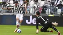 Juventus semakin agresif melancarkan serangan. Pada menit ke-14, Alvaro Morata memberikan tekanan yang sepakannya masih bisa ditangkap kiper Sampdoria. (AP via LaPresse/Marco Alpozzi)